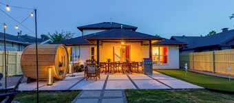 Basketball\Pickleball Court-Putt Putt-Hottub-Gameroom-Centrally Located