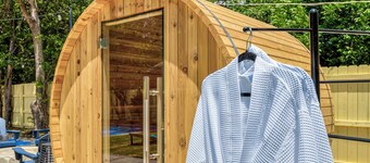 Basketball\Pickleball Court-Putt Putt-Hottub-Gameroom-Centrally Located