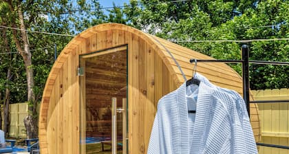 Basketball\Pickleball Court-Putt Putt-Hottub-Gameroom-Centrally Located