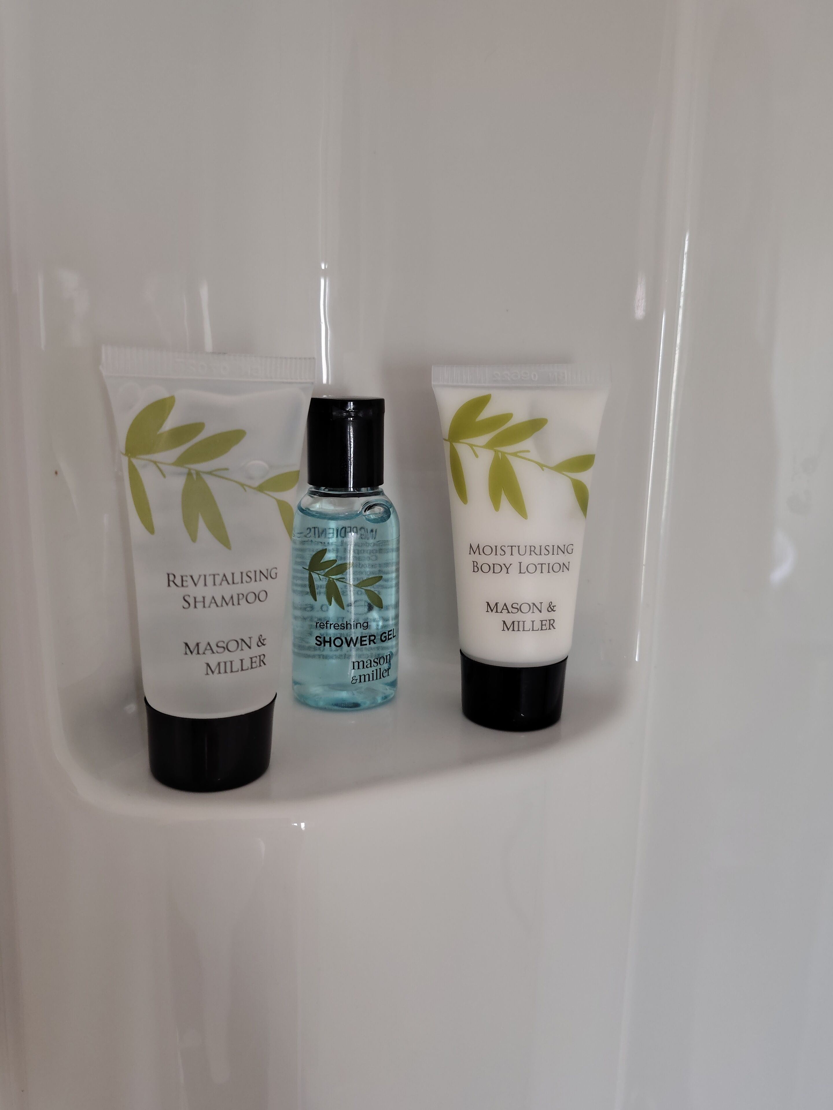 Tre prodotti Mason & Miller: shampoo rivitalizzante, gel doccia e lozione idratante per il corpo.
