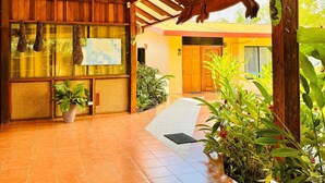 A spacious indoor area with a high ceiling, wooden beams, and a large wooden sculpture. - Habitación 2 (Sierpe)