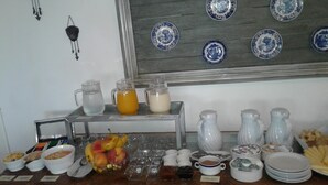 En morgenmadsbuffet med et udvalg af mad og drikke.