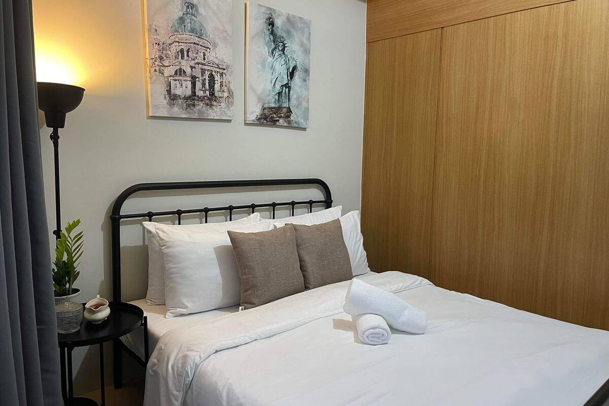 Iron/ironing board, free WiFi, bed sheets
