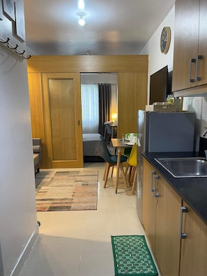 Condo, 1 Bedroom, Non Smoking | Private kitchen | Full-sized fridge, microwave, rice cooker - Shell Residences MOA by darpm (Pasay)