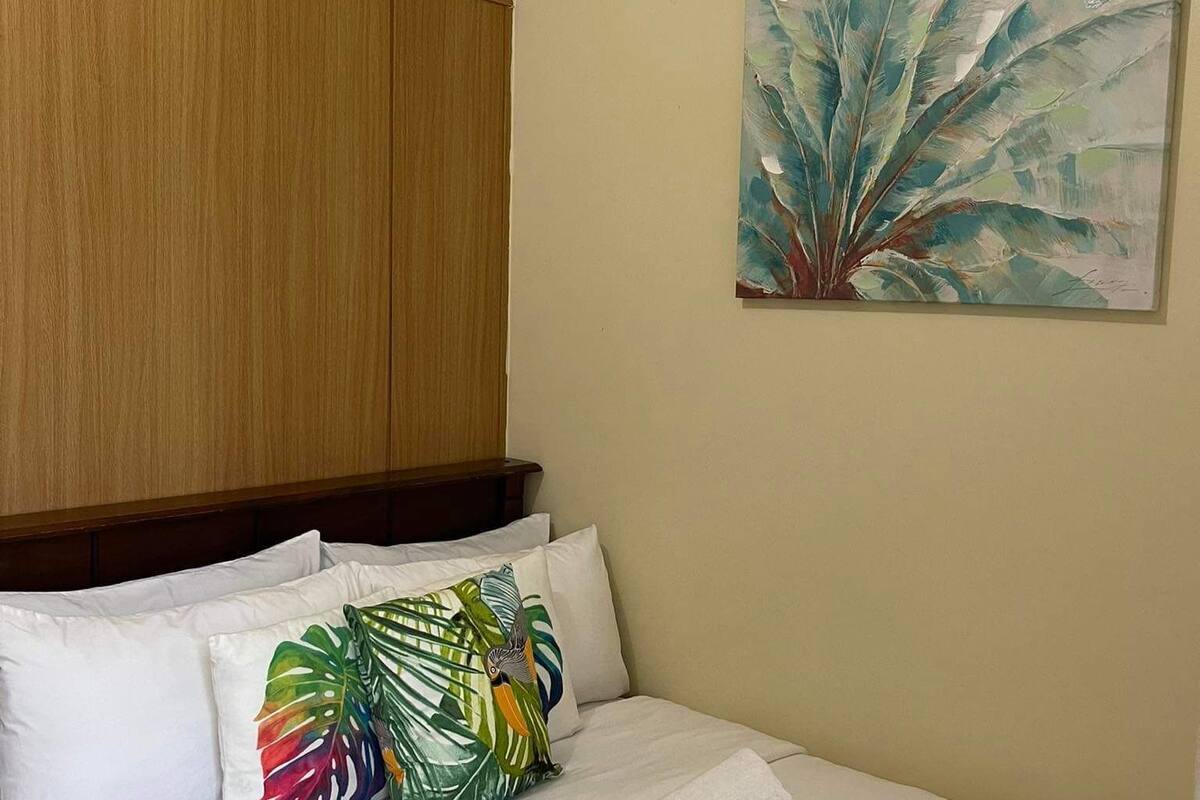 Iron/ironing board, free WiFi, bed sheets