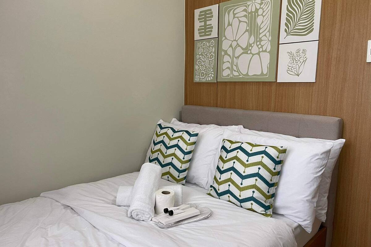 Iron/ironing board, free WiFi, bed sheets