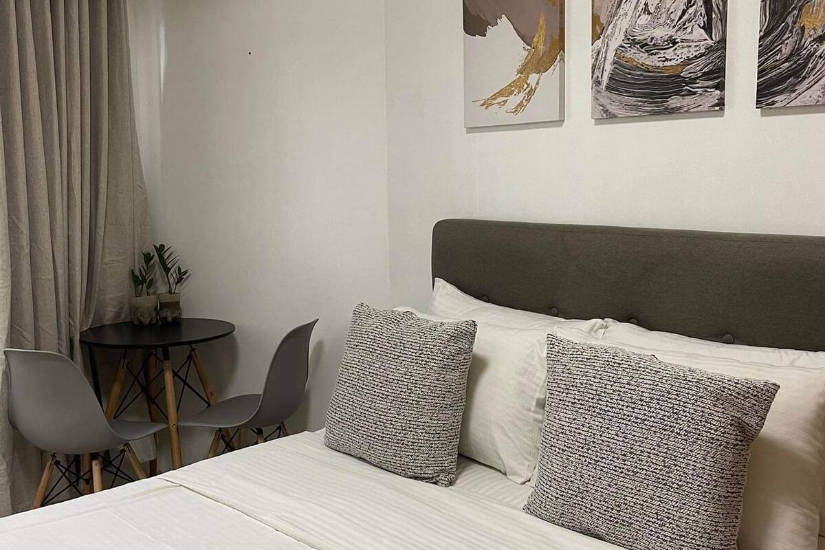 Iron/ironing board, free WiFi, bed sheets