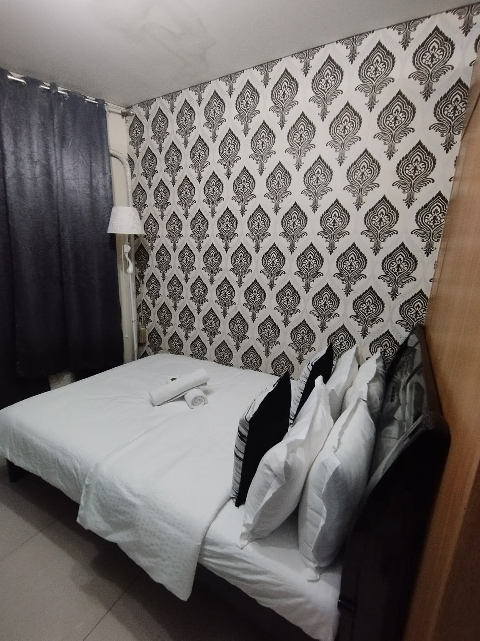 Escritorio, tabla de planchar con plancha, wifi gratis y ropa de cama 