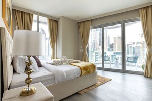 Desk, iron/ironing board, travel cot, free WiFi - 1 BR with Stunning 180 Marina View (Dubai)