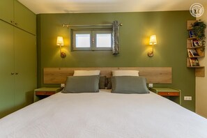 1 habitación, tabla de planchar con plancha y cuna de viaje