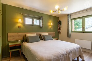 1 habitación, tabla de planchar con plancha y cuna de viaje