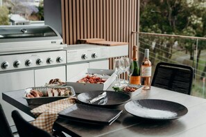 تناول الطعام بالخارج