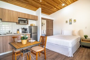 Iron/ironing board, internet, bed sheets