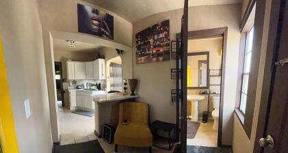 Cozy 1bd- 1ba apartment with AC, in vibrant El Paso close to UTEP