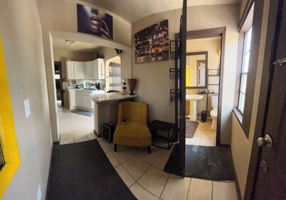 Cozy 1bd- 1ba apartment with AC, in vibrant El Paso close to UTEP