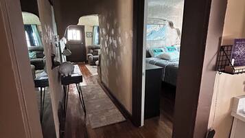 Tabla de planchar con plancha, wifi y ropa de cama