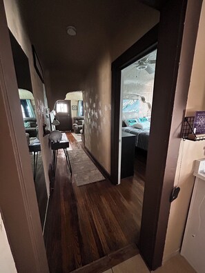 1 habitación, tabla de planchar con plancha, wifi y ropa de cama 