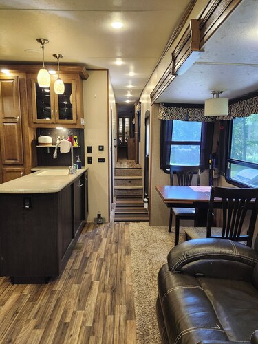 Luxury Offgrid 5th Wheel