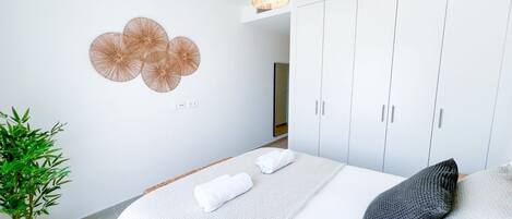 3 habitaciones, tabla de planchar con plancha y cuna de viaje