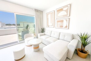 TV, fireplace - Family penthouse with sea views in Cancelada (Cancelada)