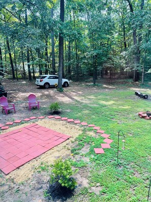Property grounds - Whispering Cottage in the Woods, a Charming 3-bedroom house in Hayes, Virginia (Hayes)