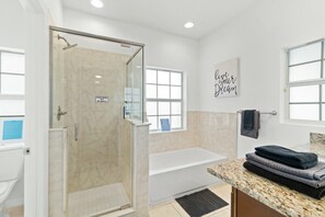 Een bubbelbad, een haardroger, handdoeken, zeep