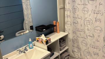 Hiustenkuivaaja, pyyhkeet, saippua, vessapaperi