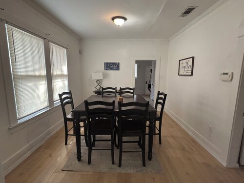 Charming 2-bedroom house with AC, WiFi in Baton Rouge