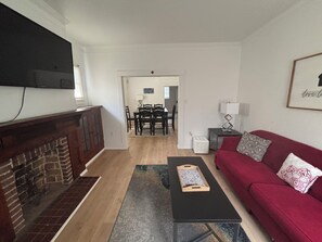 Smart TV - Charming 2-bedroom house with AC, WiFi in Baton Rouge (Baton Rouge)