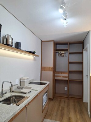 Réfrigérateur, micro-ondes, plaque de cuisson, cafetière/bouilloire