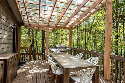 Full cottage on private road near everything! Made to measure pricing offered!