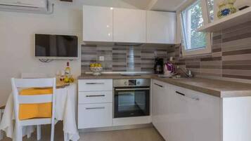 Fridge, stovetop, dishwasher, coffee/tea maker