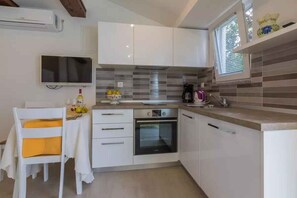 ثلاجة، موقد طهي مسطح، غسالة أطباق، ماكينة لصنع القهوة/الشاي