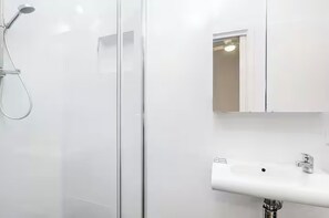 Hårtork, handdukar, tvål och toalettpapper