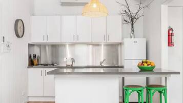 Micro-ondes, four, plaque de cuisson, lave-vaisselle