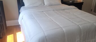 Charming 2-bedroom townhome in wonderful West Hartford near Blue Back Square!