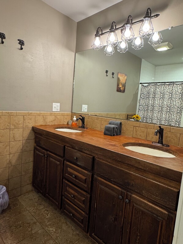 Bruser, hårtørrer, håndklæder, Sæbe