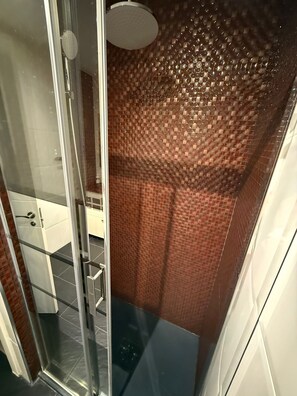 Bathroom - Room Today Madrid Gabriel Usera (Madrid)