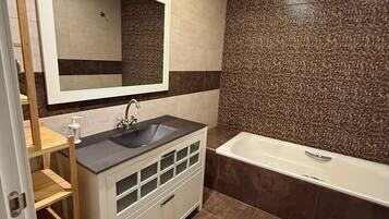 Habitación estándar doble, vistas a la ciudad | Baño