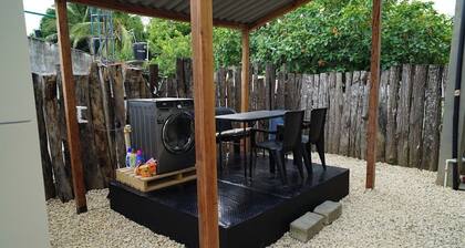 TinyHouse con Cama Queen y Ducha Agua Caliente Cerca del Aeropuerto y la Playa