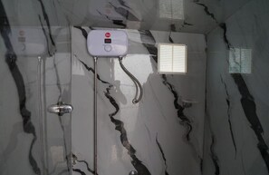 ヘアドライヤー、タオル、石鹸、トイレットペーパー