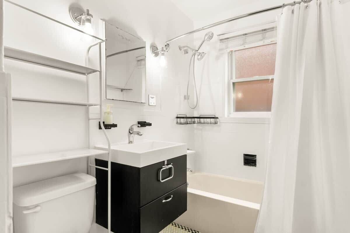 Douche, sèche-cheveux, shampoing
