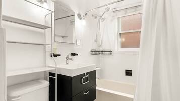 Douche, sèche-cheveux, shampoing