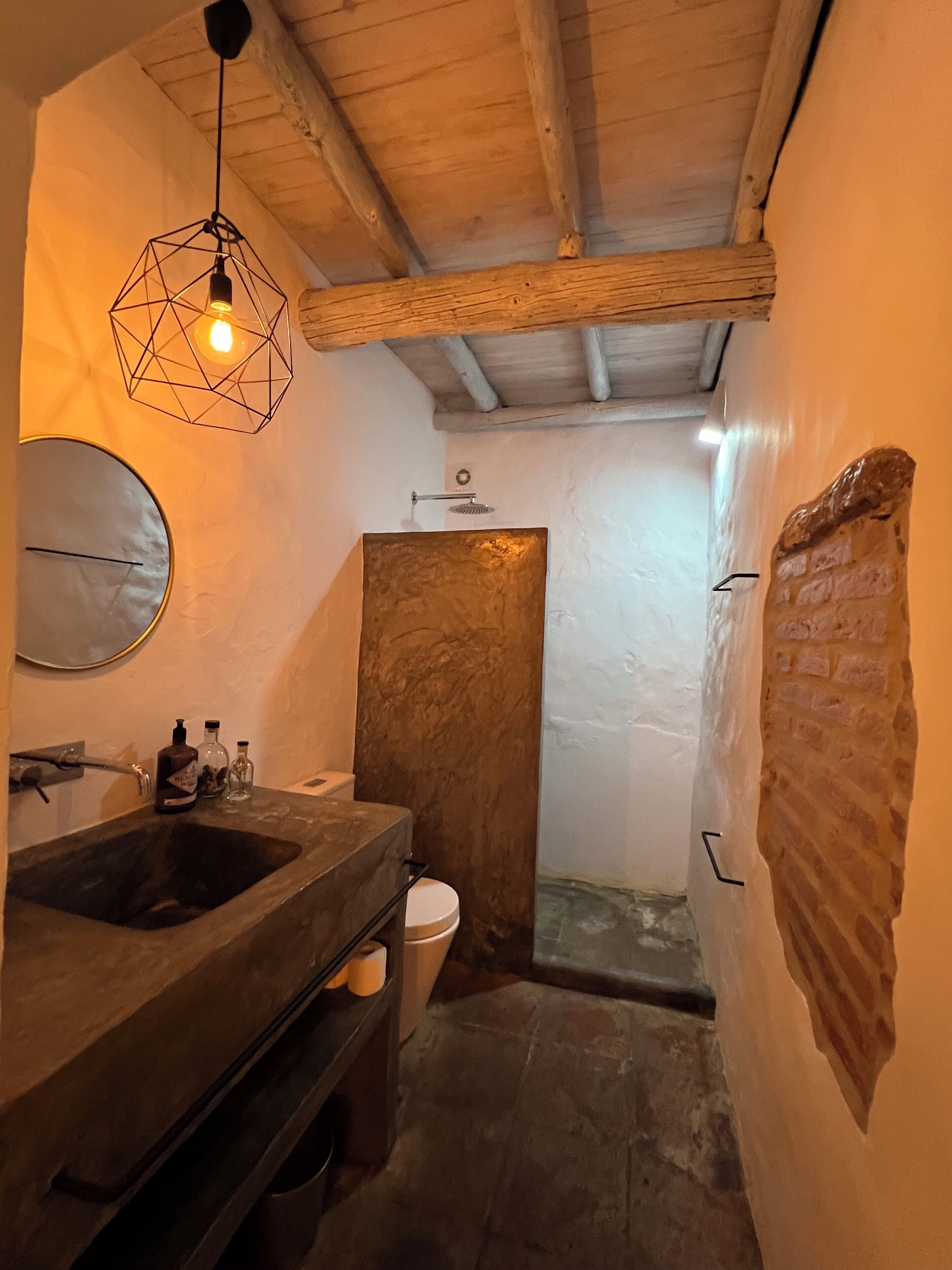 Douche, sèche-cheveux, serviettes fournies, savon