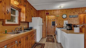 Kylskåp, mikrovågsugn, ugn och spishäll