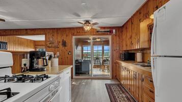 Kylskåp, mikrovågsugn, ugn och spishäll