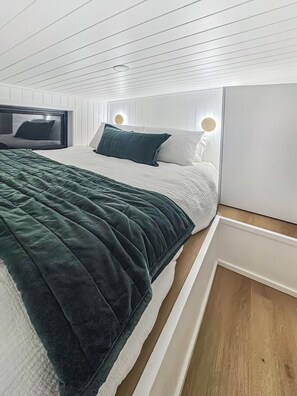 2 bedrooms, bed sheets - The Cozy Den at Wuelf & the Fallow (Moonbah)