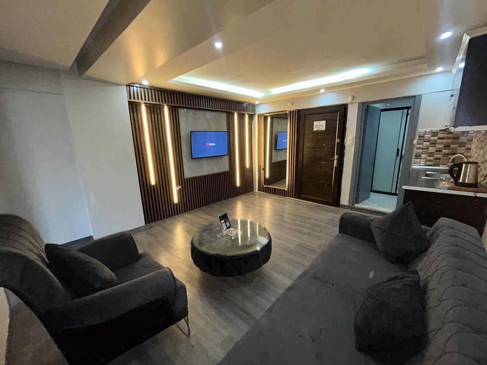 تلفزيون، برامج وأفلام نتفليكس، هولو، أفلام تعرض لأول مرة