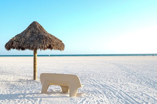 Luxe 3BR Villa w/ Heated Pool – Marco Island