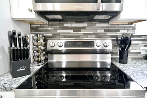 Micro-ondes, four, plaque de cuisson, lave-vaisselle